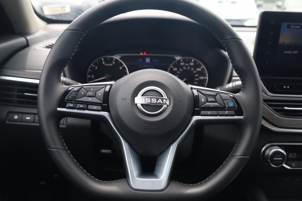 Nissan Altima Vehicle Image 08