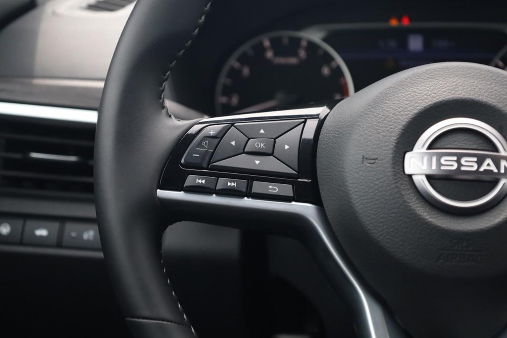 Nissan Altima Vehicle Image 10