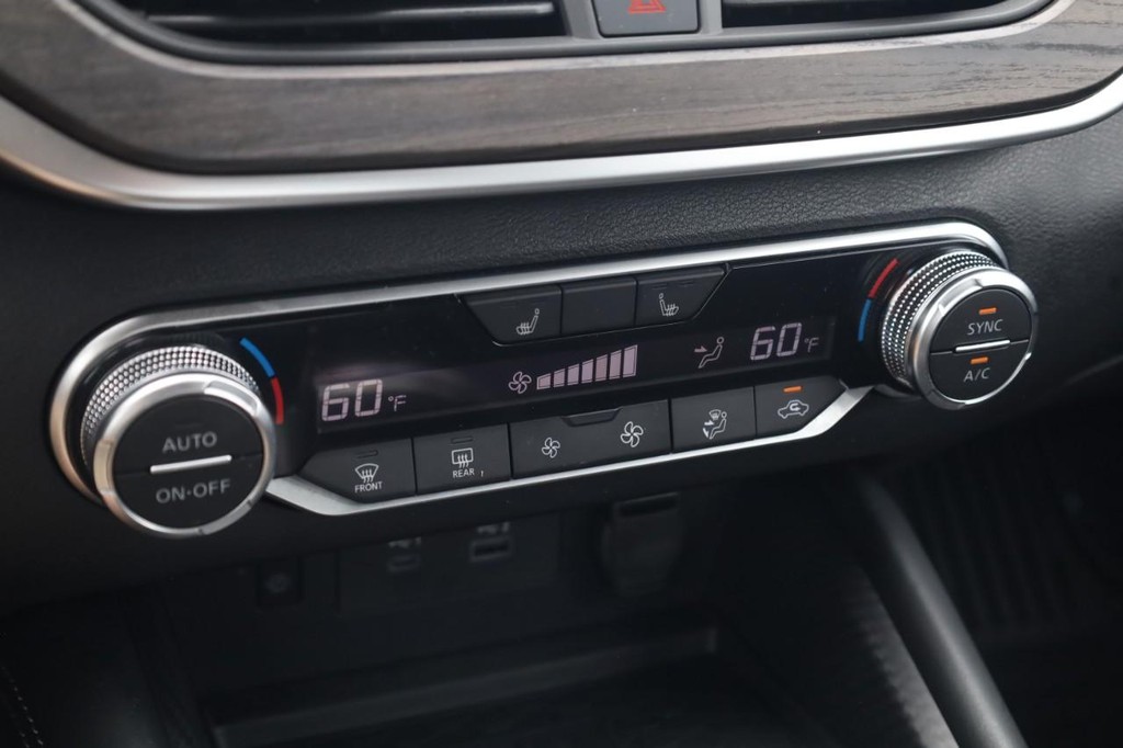 Nissan Altima Vehicle Image 16