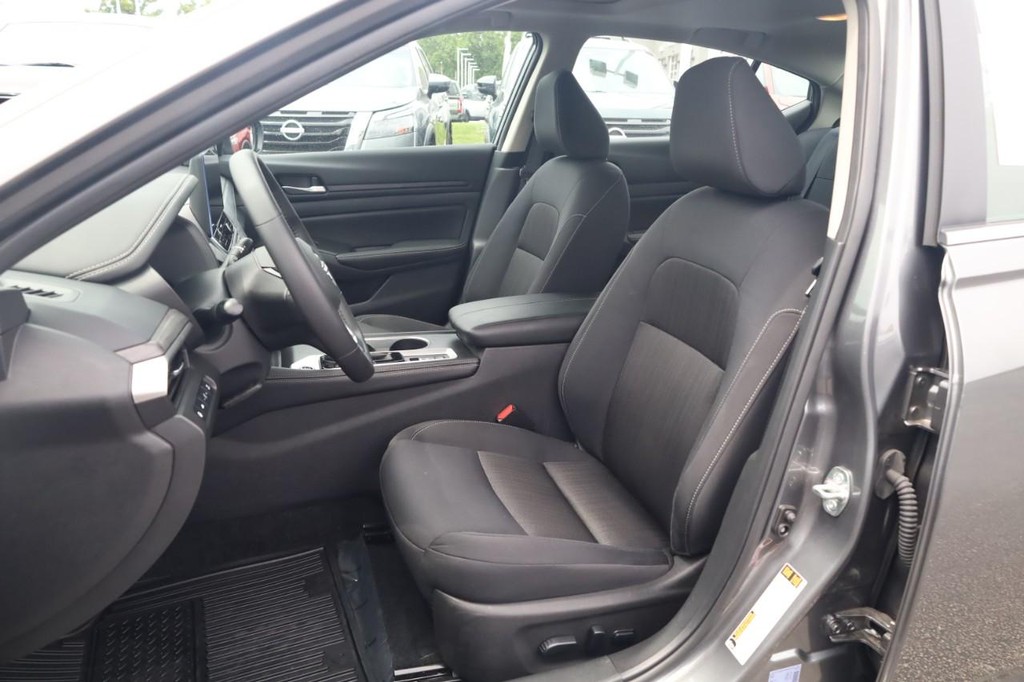 Nissan Altima Vehicle Image 19