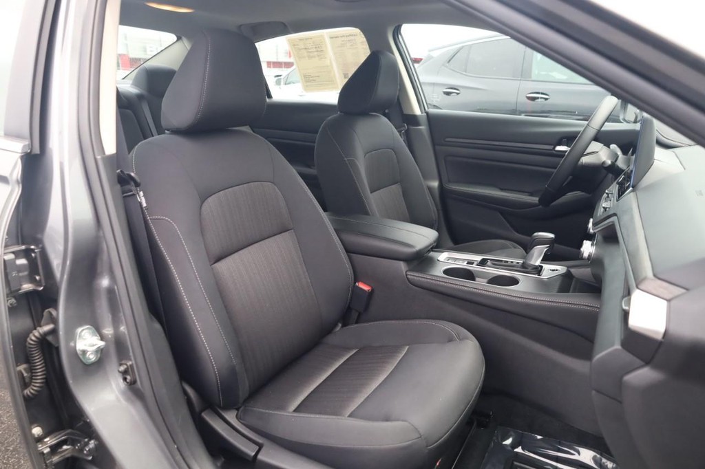 Nissan Altima Vehicle Image 20