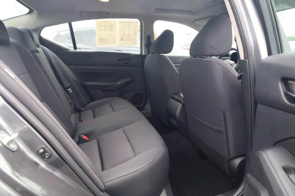 Nissan Altima Vehicle Image 21