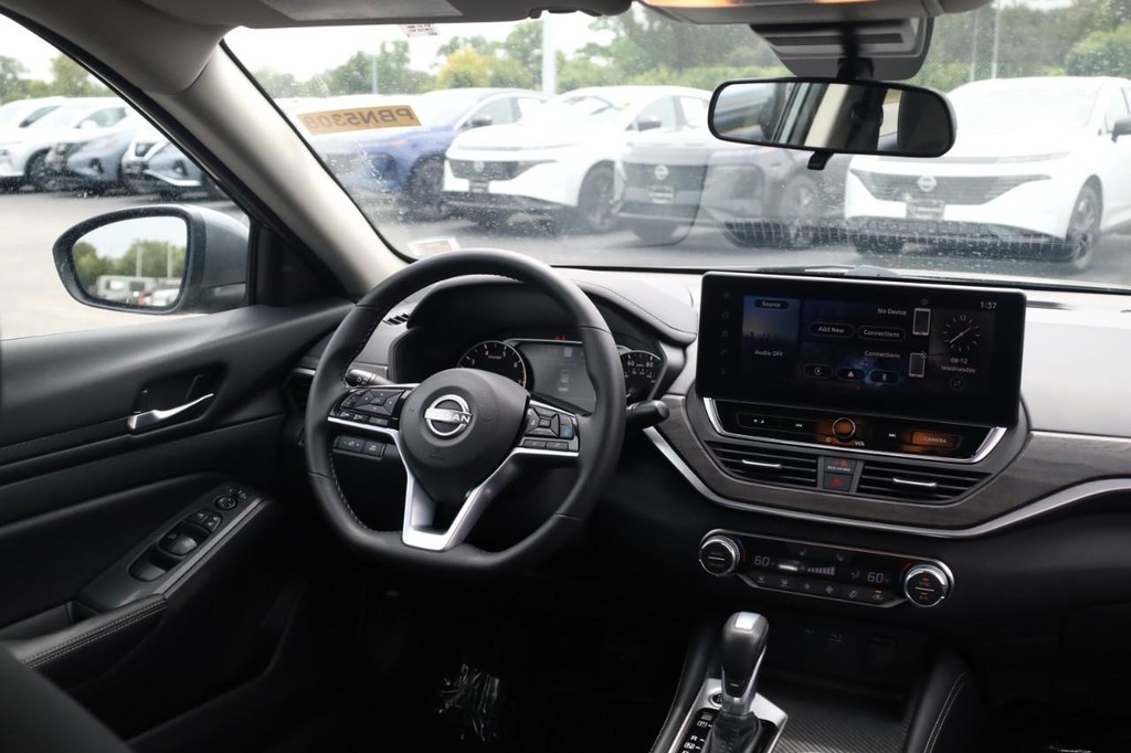 Nissan Altima Vehicle Image 22