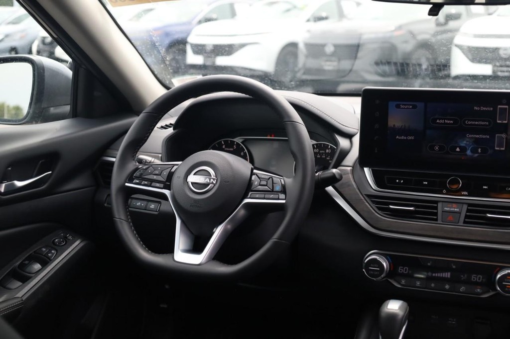 Nissan Altima Vehicle Image 23