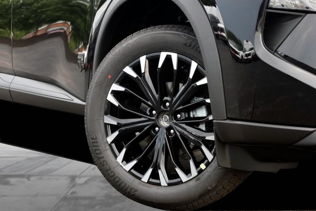 Nissan Rogue Vehicle Full-screen Gallery Image 3