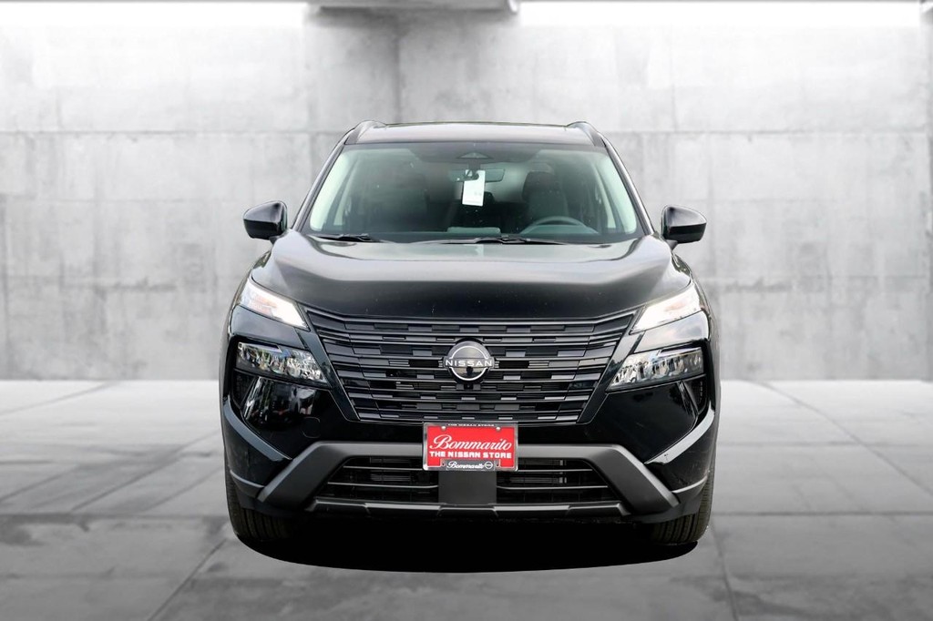 Nissan Rogue Vehicle Full-screen Gallery Image 4
