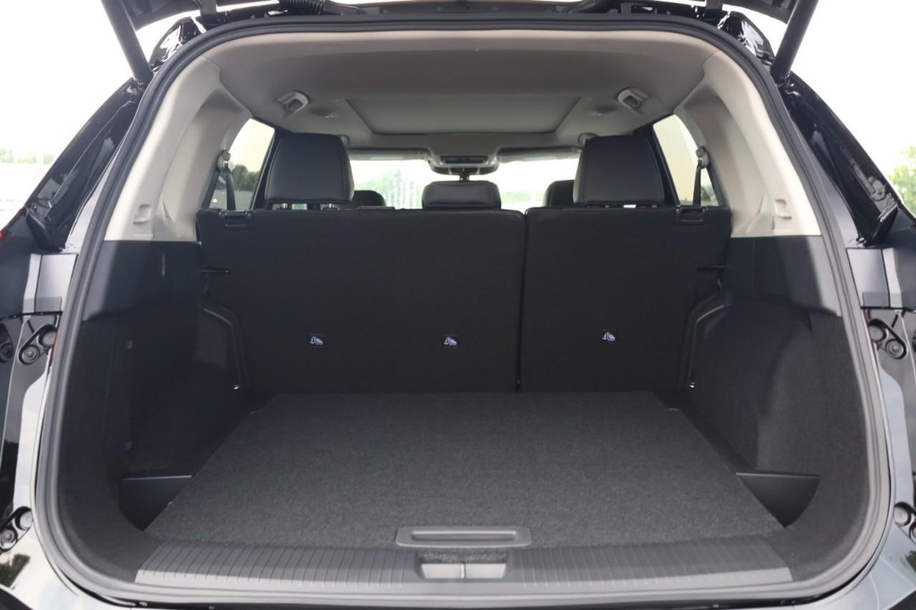 Nissan Rogue Vehicle Full-screen Gallery Image 7