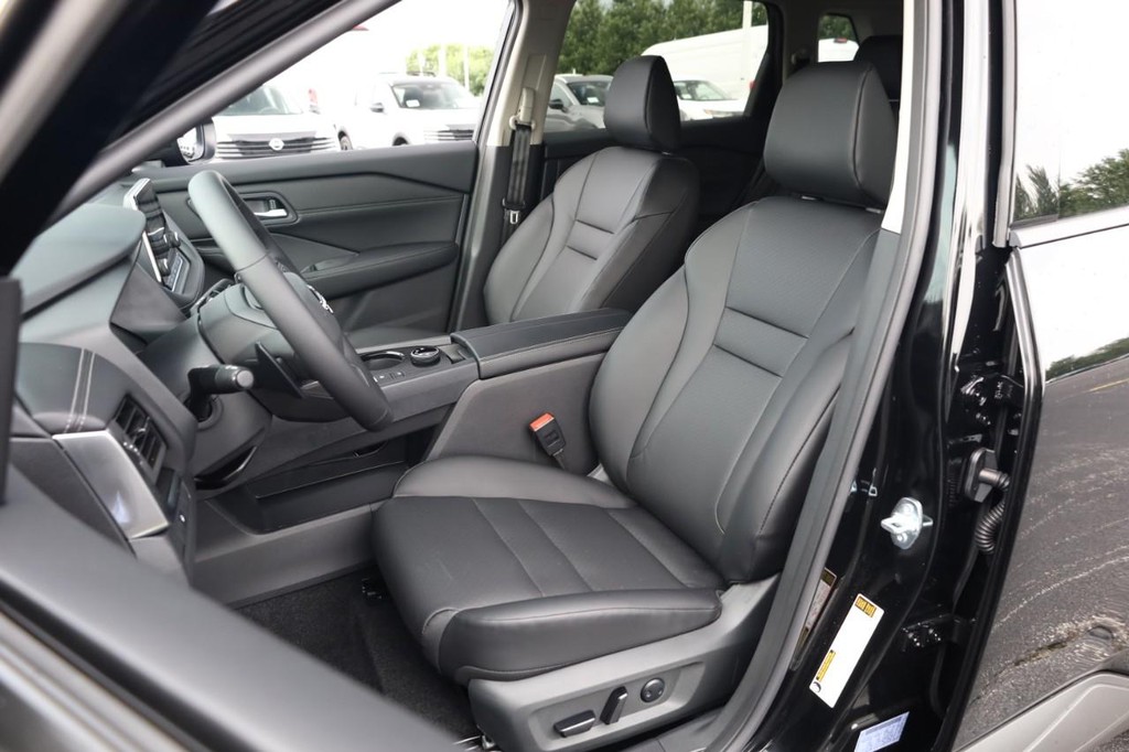 Nissan Rogue Vehicle Full-screen Gallery Image 8