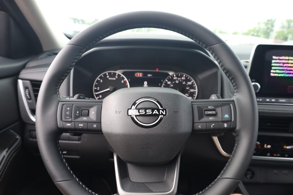 Nissan Rogue Vehicle Full-screen Gallery Image 9