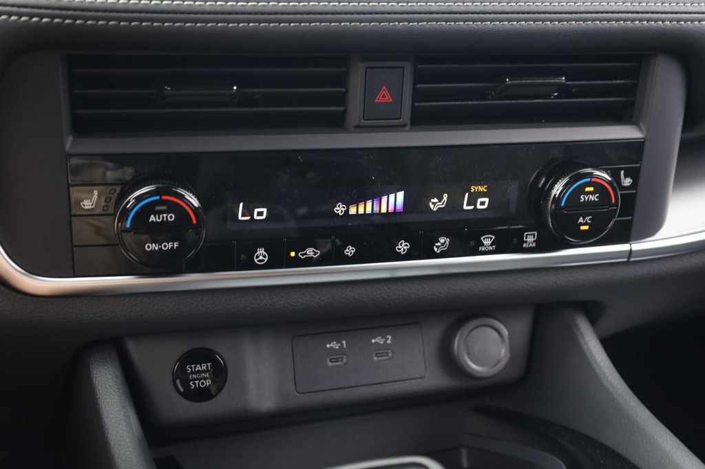 Nissan Rogue Vehicle Full-screen Gallery Image 13