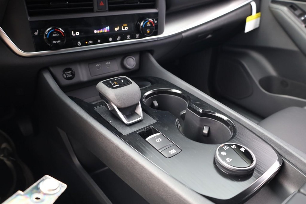 Nissan Rogue Vehicle Full-screen Gallery Image 15