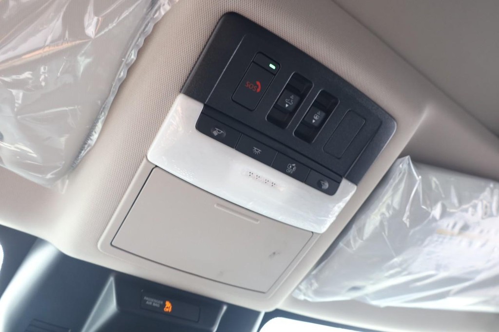 Nissan Rogue Vehicle Full-screen Gallery Image 16