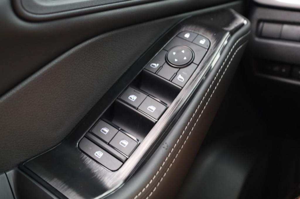 Nissan Rogue Vehicle Full-screen Gallery Image 17