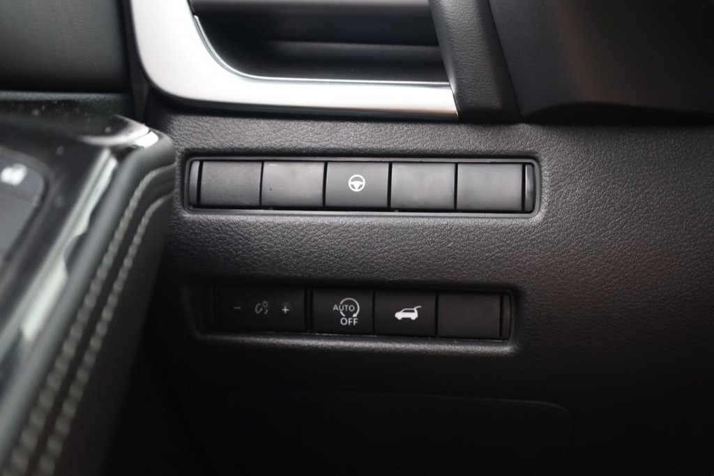 Nissan Rogue Vehicle Full-screen Gallery Image 18