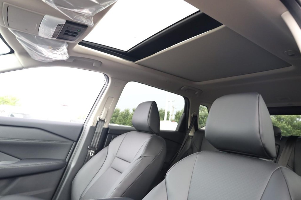 Nissan Rogue Vehicle Full-screen Gallery Image 20