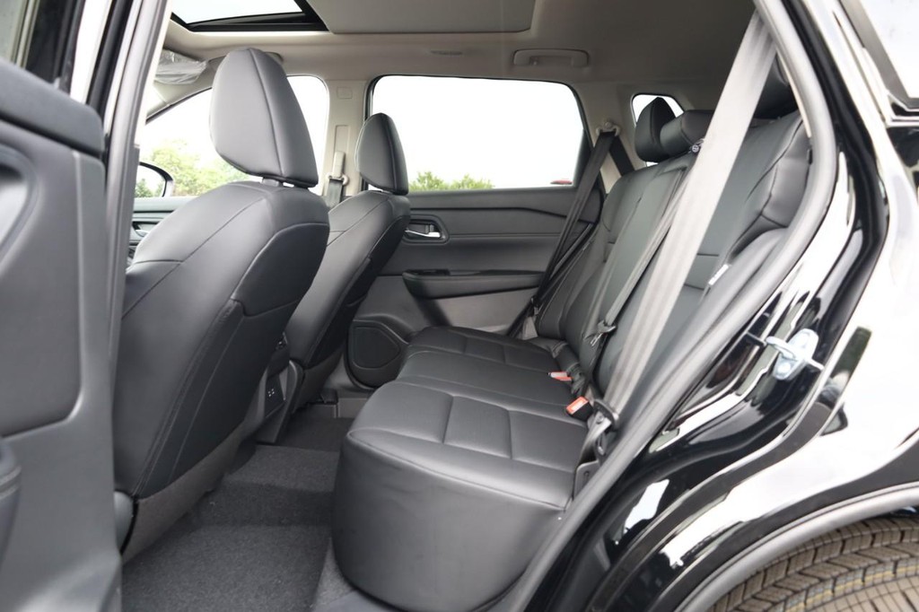 Nissan Rogue Vehicle Full-screen Gallery Image 21