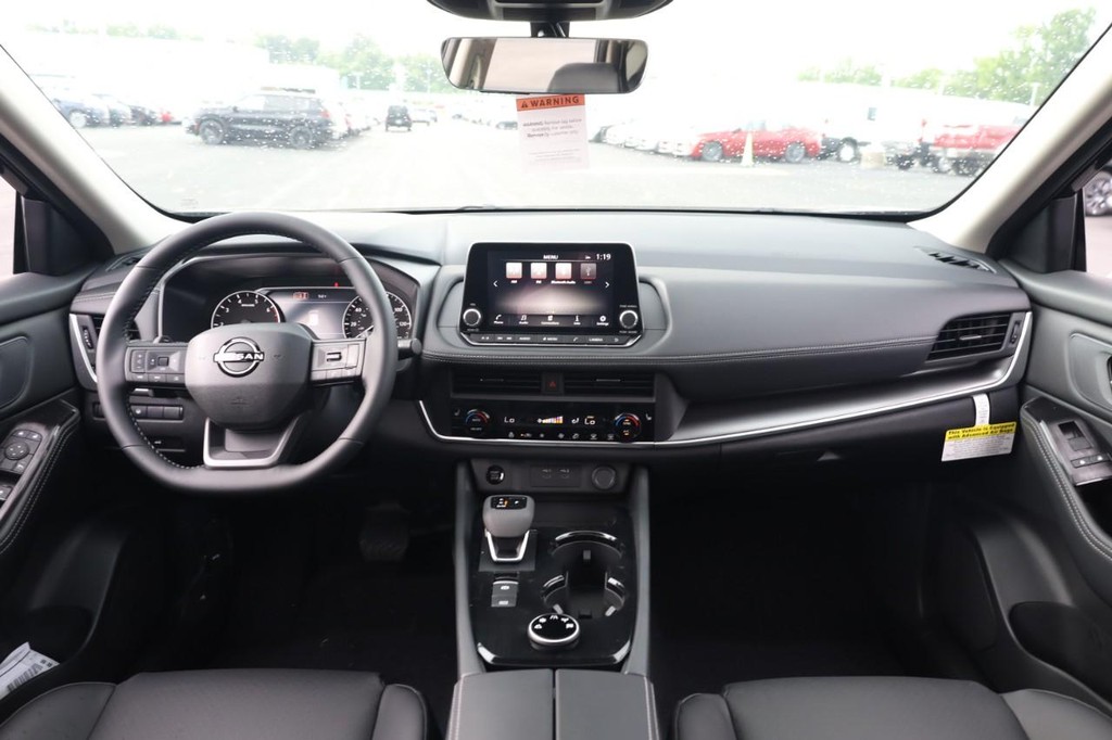 Nissan Rogue Vehicle Full-screen Gallery Image 22