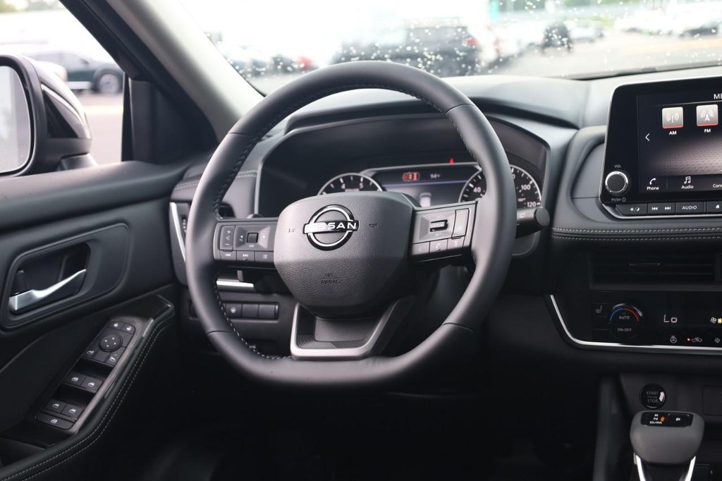 Nissan Rogue Vehicle Full-screen Gallery Image 23