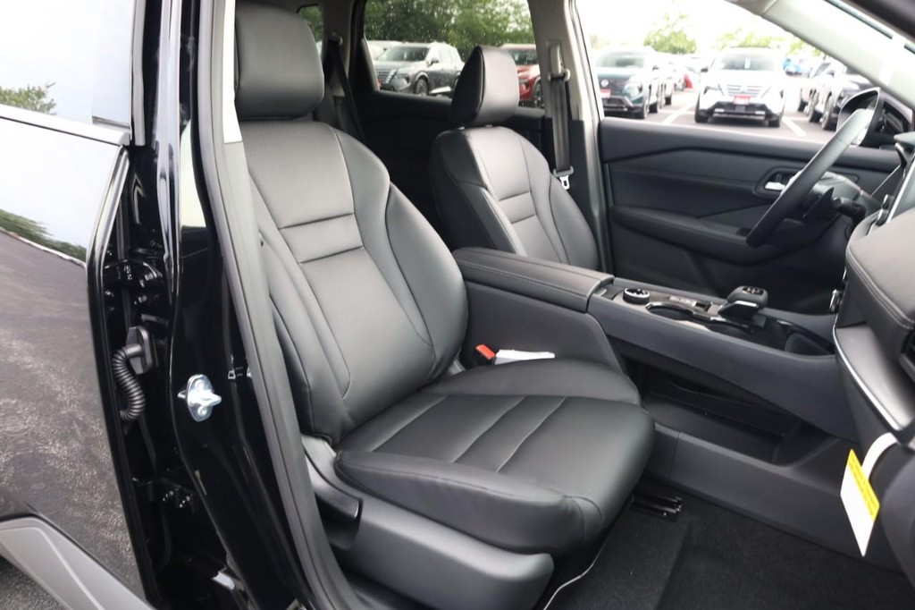 Nissan Rogue Vehicle Full-screen Gallery Image 24