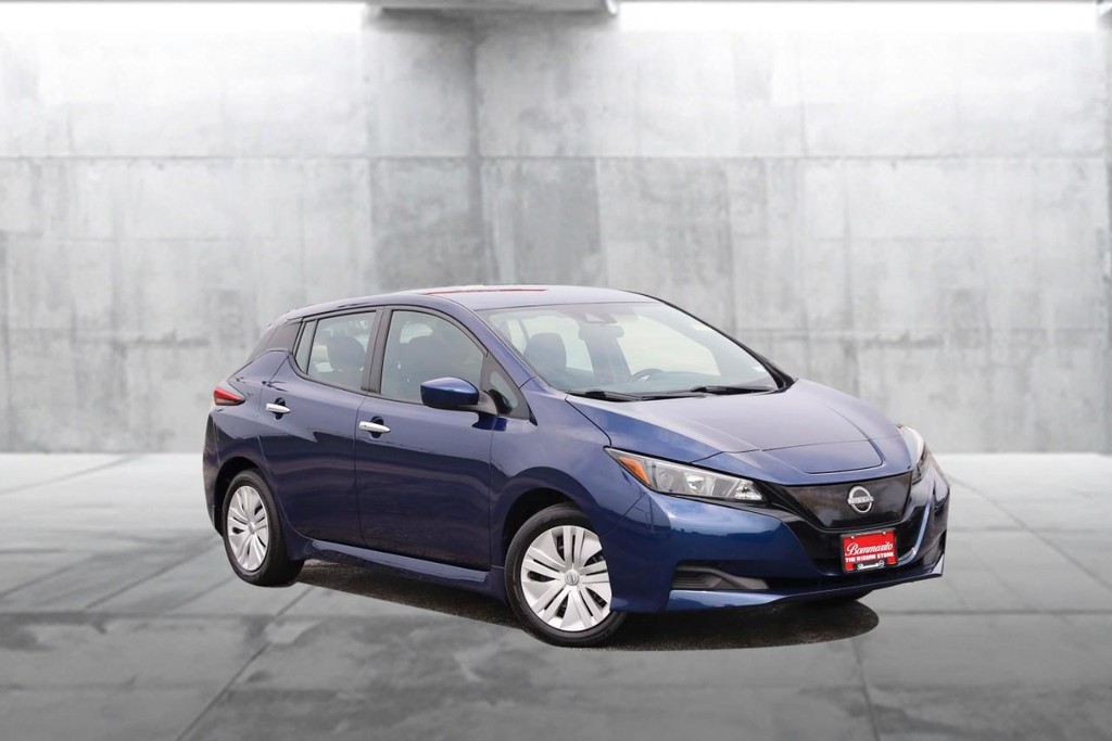 Nissan LEAF Vehicle Image 02