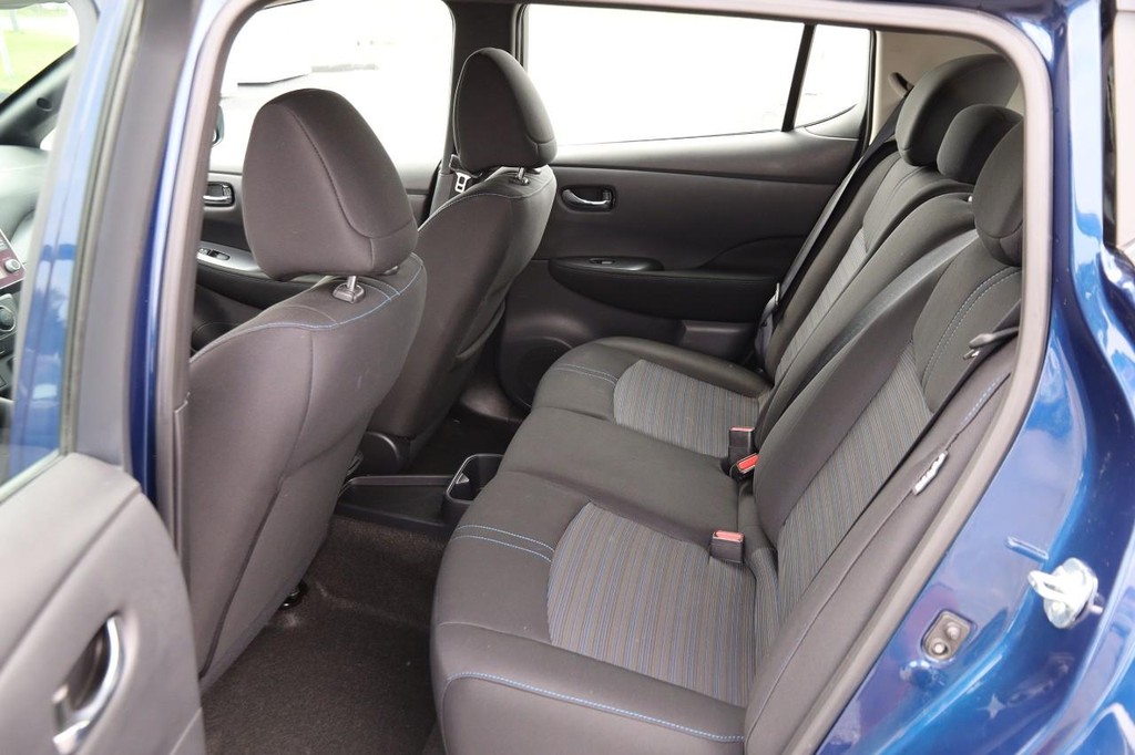 Nissan LEAF Vehicle Image 09