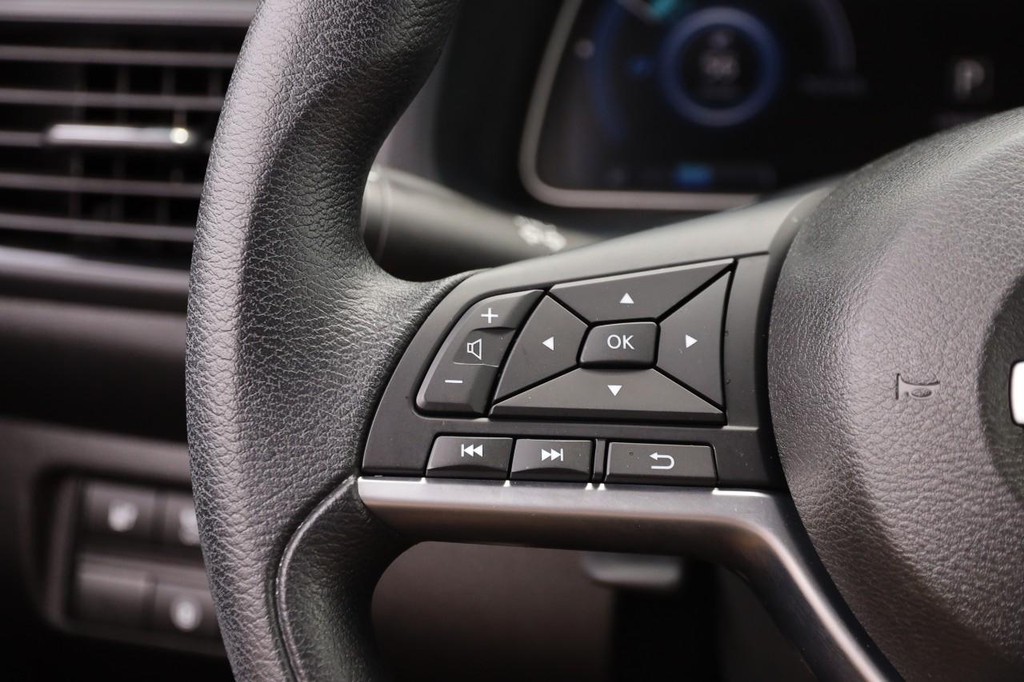 Nissan LEAF Vehicle Image 11