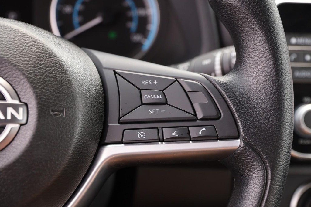 Nissan LEAF Vehicle Image 12