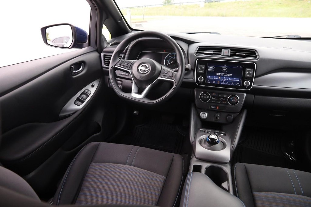Nissan LEAF Vehicle Image 24