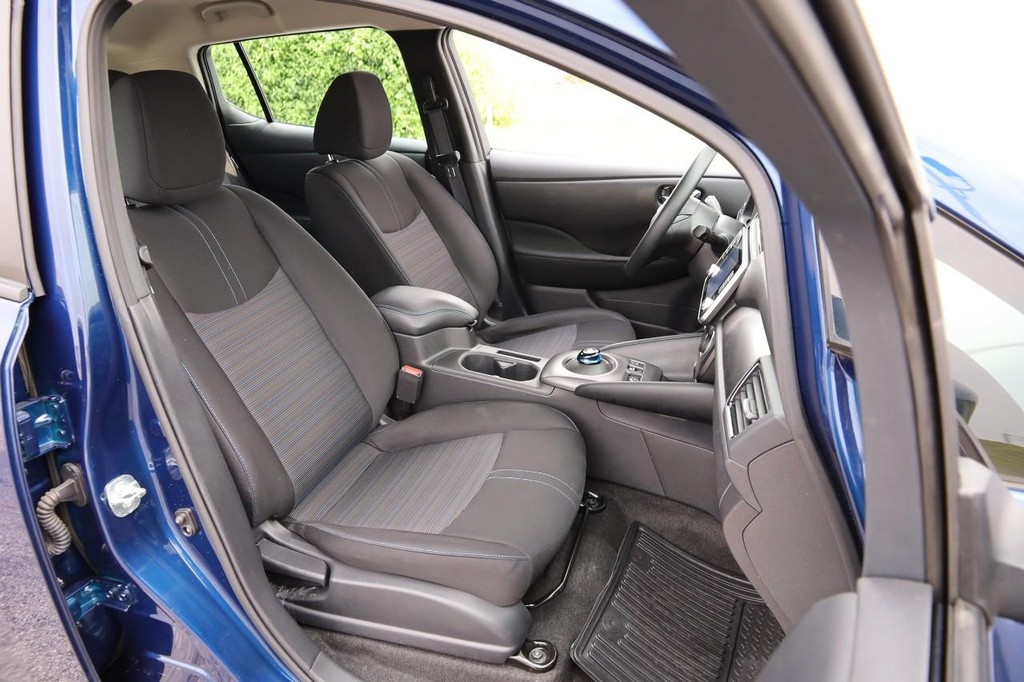 Nissan LEAF Vehicle Image 28