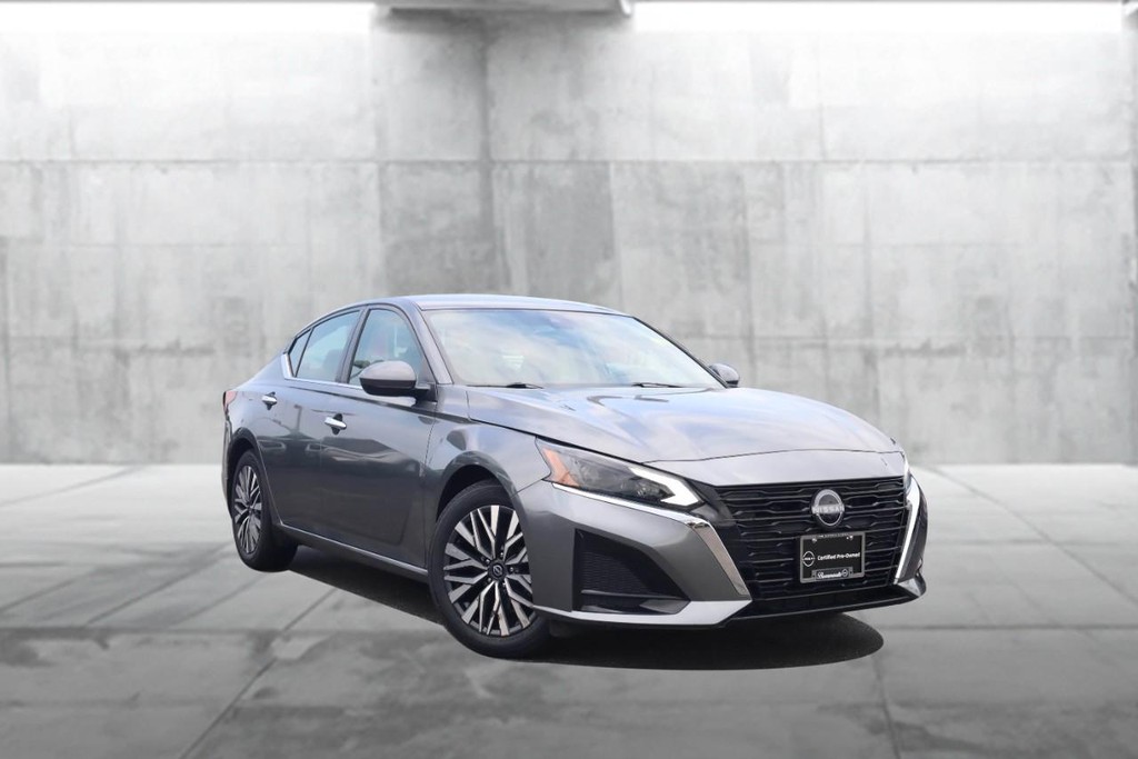 Nissan Altima Vehicle Image 02