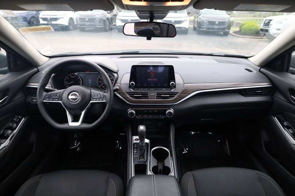 Nissan Altima Vehicle Image 07
