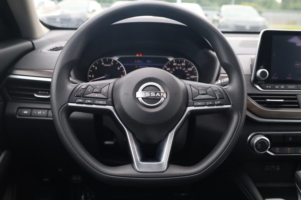 Nissan Altima Vehicle Image 08