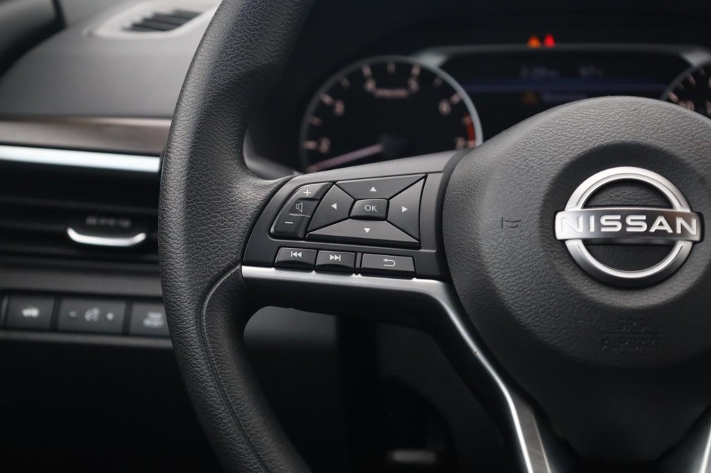 Nissan Altima Vehicle Image 10