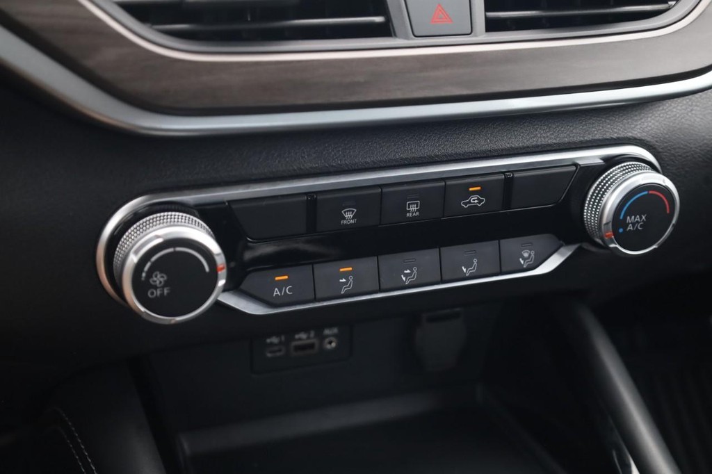 Nissan Altima Vehicle Image 16