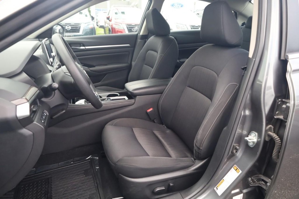 Nissan Altima Vehicle Image 19