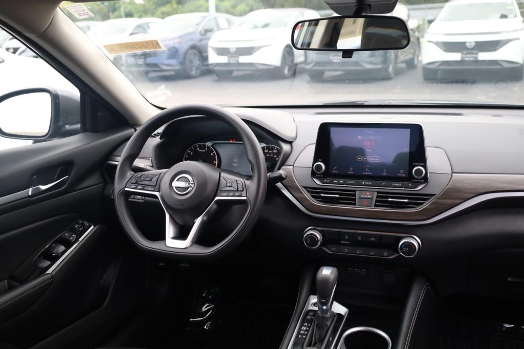 Nissan Altima Vehicle Image 22