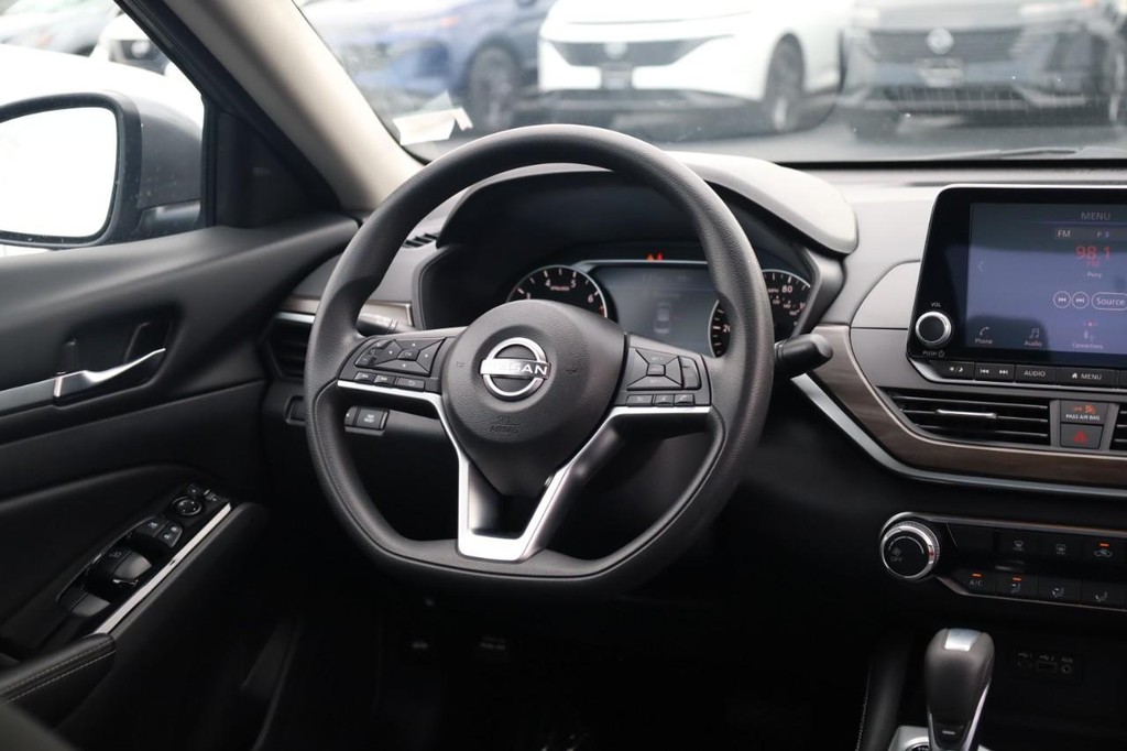Nissan Altima Vehicle Image 23
