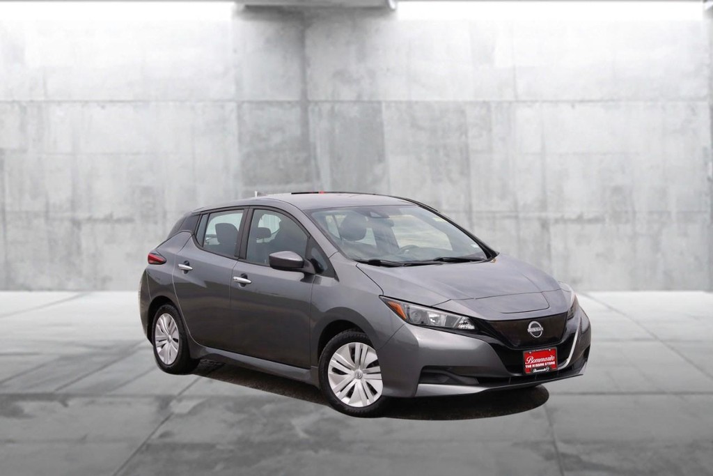 Nissan LEAF Vehicle Image 02