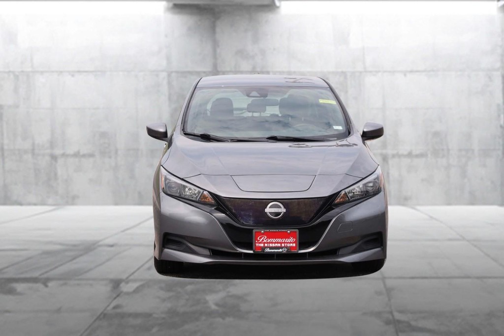 Nissan LEAF Vehicle Image 04