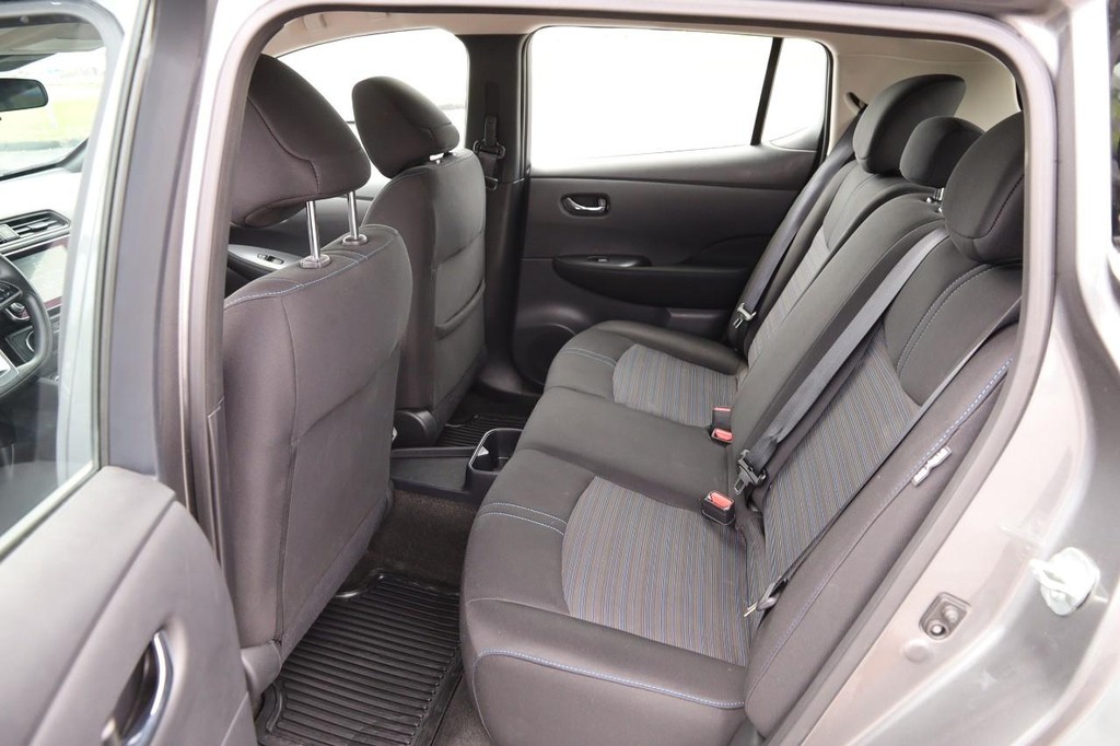 Nissan LEAF Vehicle Image 09