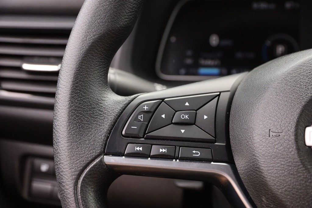 Nissan LEAF Vehicle Image 11