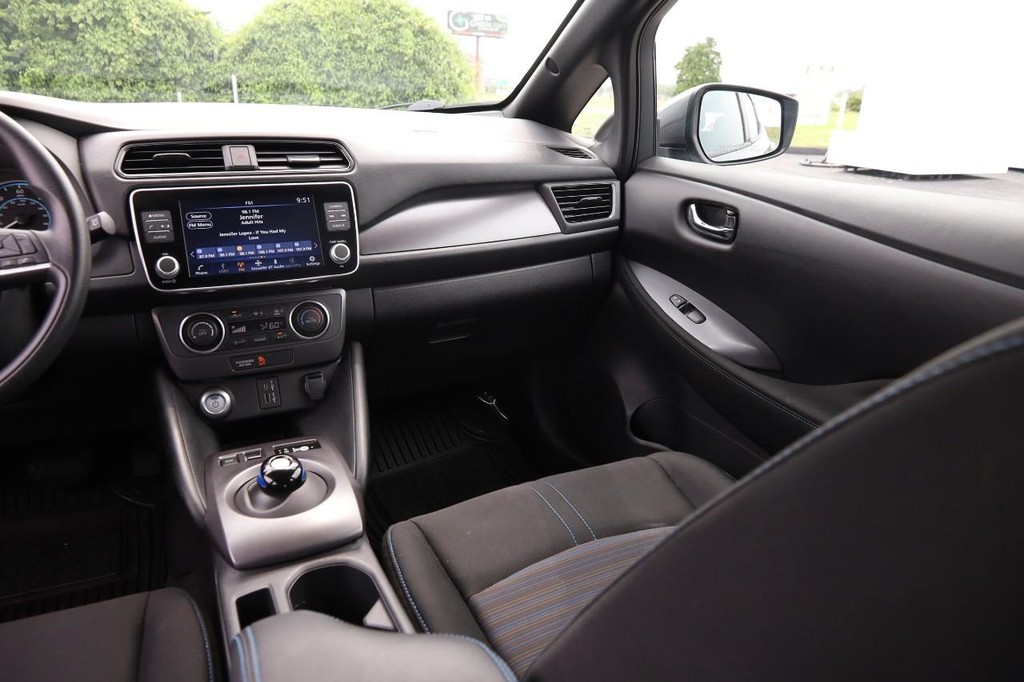 Nissan LEAF Vehicle Image 25