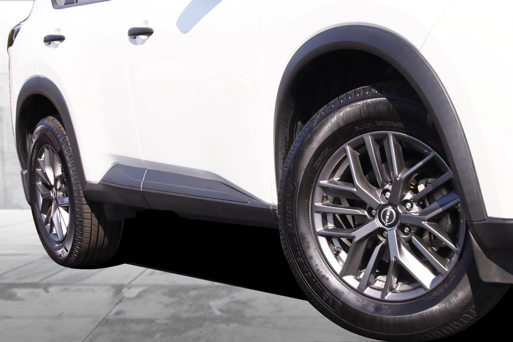 Nissan Rogue Vehicle Full-screen Gallery Image 3