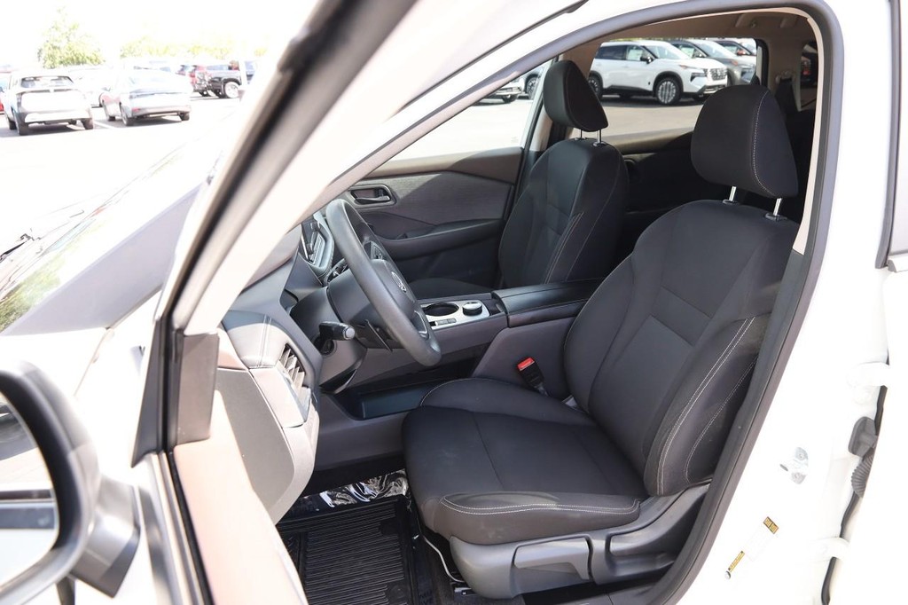 Nissan Rogue Vehicle Full-screen Gallery Image 8