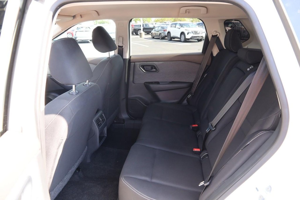 Nissan Rogue Vehicle Full-screen Gallery Image 9