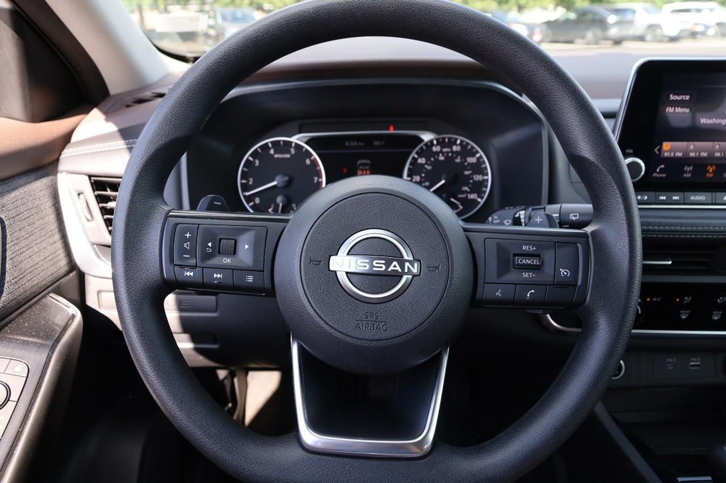 Nissan Rogue Vehicle Full-screen Gallery Image 10