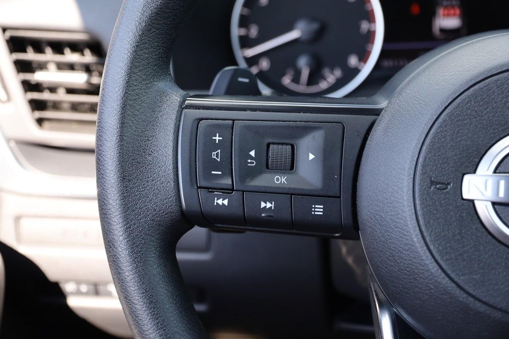 Nissan Rogue Vehicle Full-screen Gallery Image 12