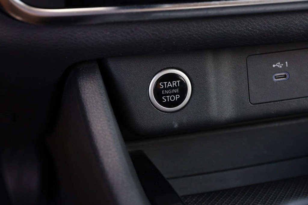 Nissan Rogue Vehicle Full-screen Gallery Image 14