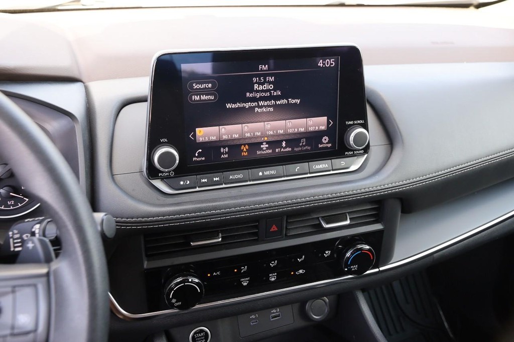 Nissan Rogue Vehicle Full-screen Gallery Image 15