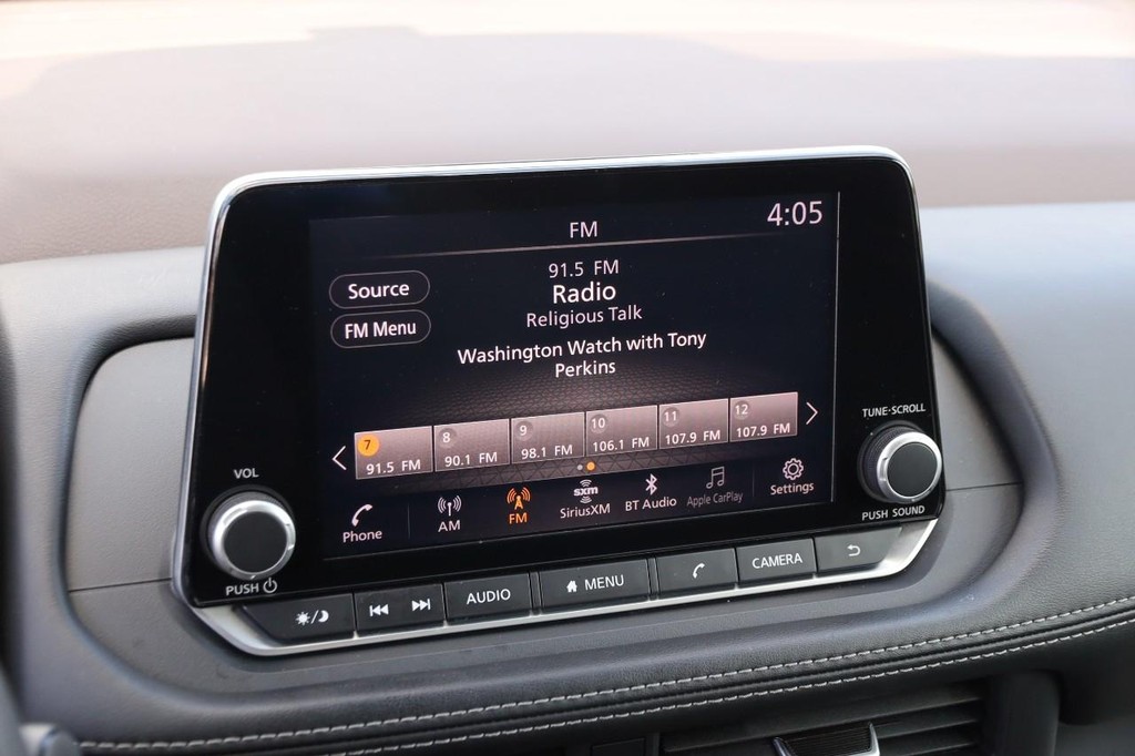 Nissan Rogue Vehicle Full-screen Gallery Image 16